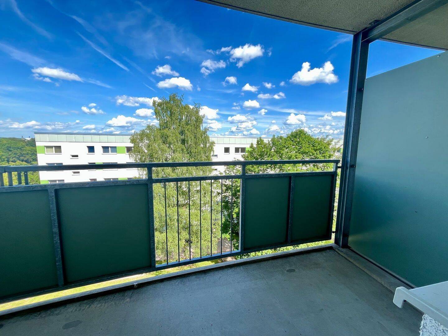 Viel Platz zum Leben: Gepflegte Wohnung mit Balkon und Nähe zu Einkauf & Freizeit – Chemnitz – Vorschaubild 2