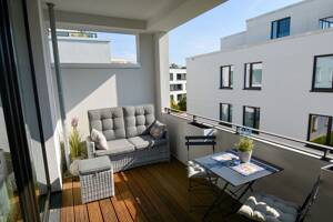 2,90 m Deckenhöhe & Südloggia | Exklusive Wohnung am Godewindpark – 23570 Lübeck – Vorschaubild 6
