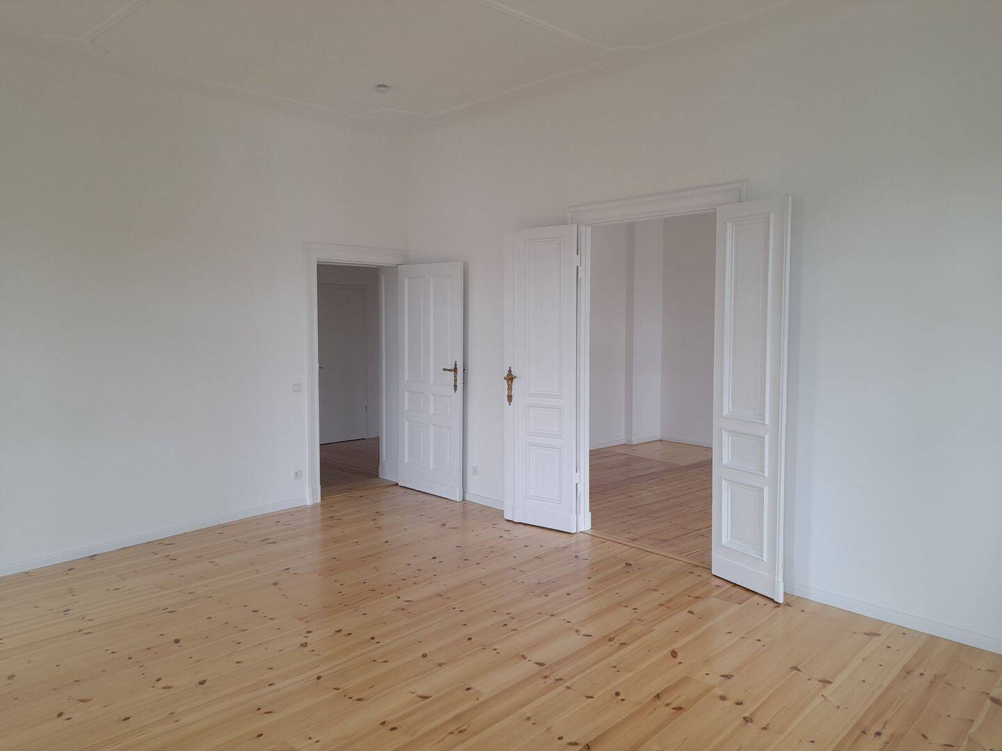 Sehr geräumige, voll sanierte 2-Zimmer-Whg., 3.OG, AB, Dielenböden, Dusche, Stuck – Berlin – Vorschaubild 4