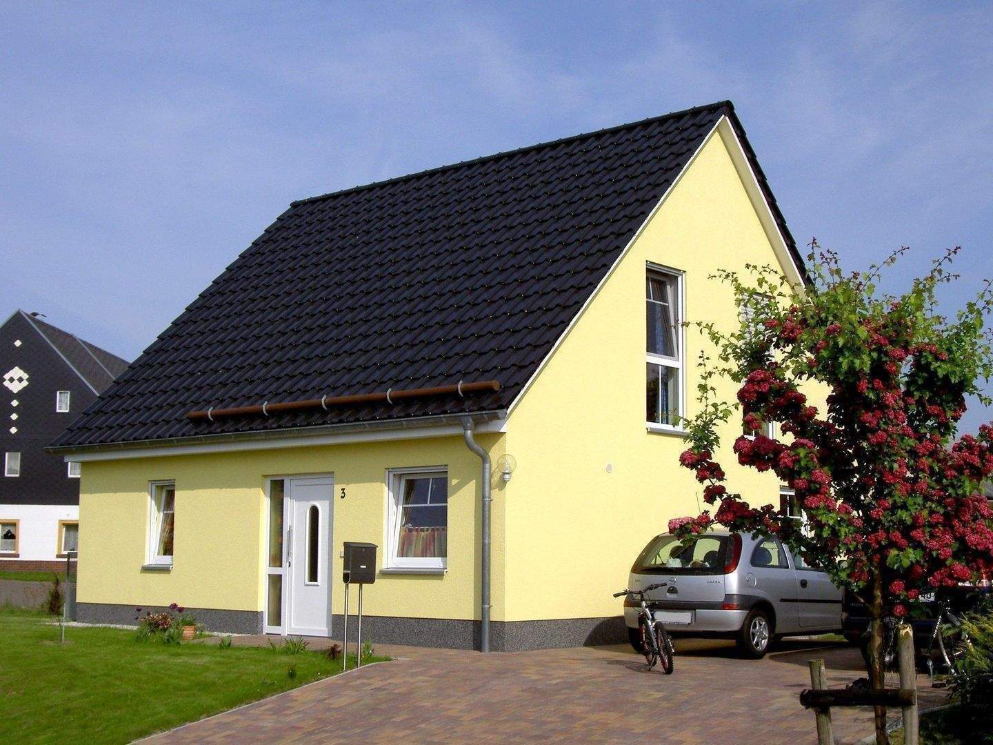 Klein, aber fein: u.a.m. FBHz., L/W-Wärmepumpe, Ton-Dachsteine, etc., Grundriss frei wählbar! Grundstücks-Preis inkl.!! – Rötha – Bild 1 von 5