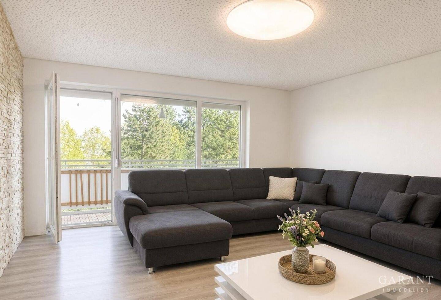 Stilvolle 2 Zimmer-Wohnung mit Balkon, TG-Stellplatz und Schwimmbad in Top-Lage - München Perlach – München – Vorschaubild 2