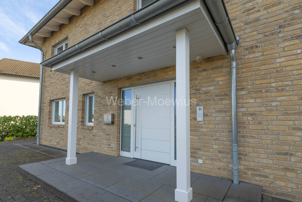 NEUWERTIG! Großes Einfamilienhaus mit fertiger Außenanlage und Garage - direkt bezugsfrei! – Eitorf – Bild 1 von 9