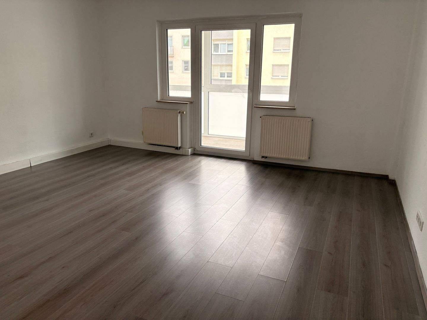 Großzügig geschnittene, helle 2-Zimmer-Wohnung mit Wintergartenbalkon - Stadtteil Rennweg – Nürnberg – Bild 1 von 9
