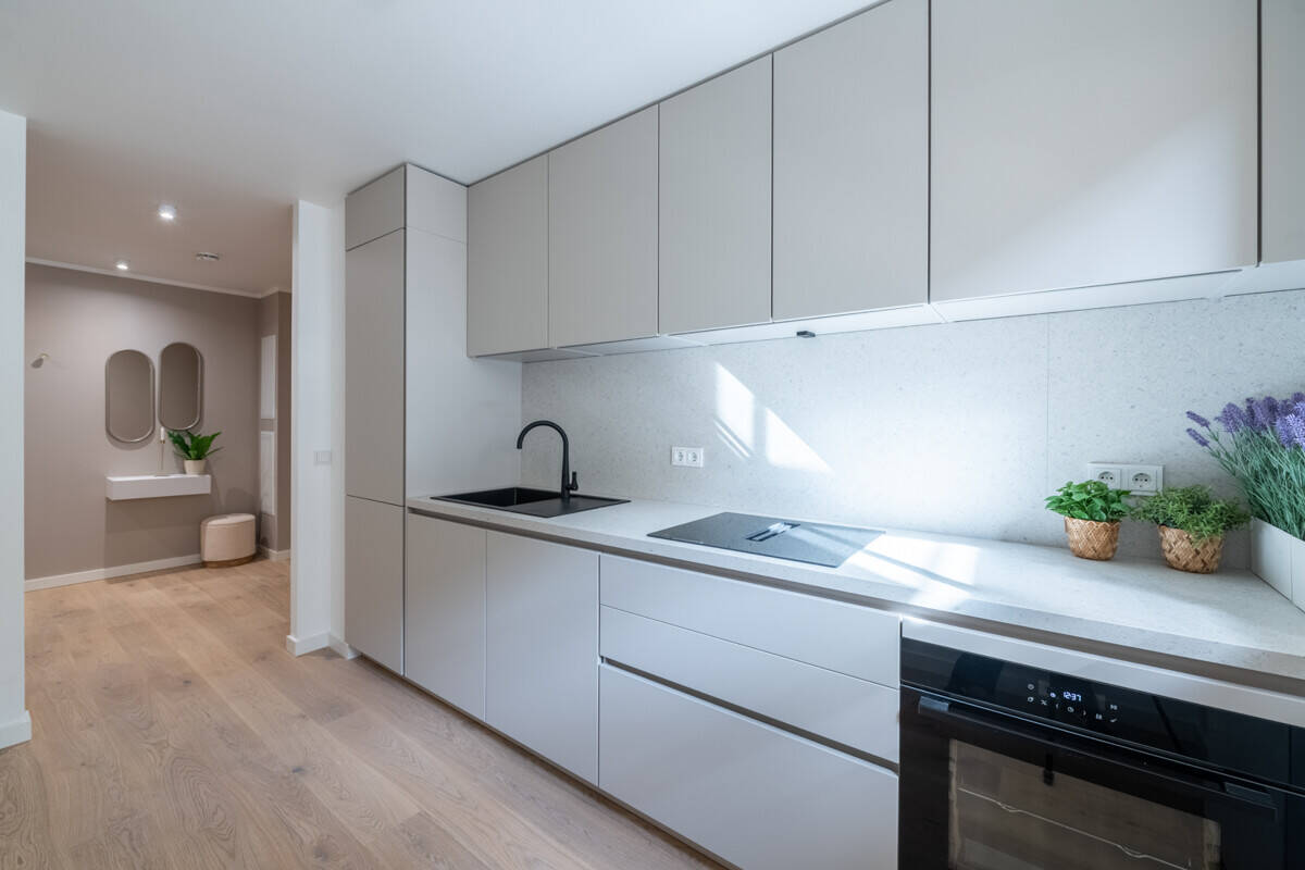 Sanierte Wohnung in Top-Lage am Ku'damm, Einbauküche, Aufzug, bezugsfrei mit Balkon – Berlin – Vorschaubild 5