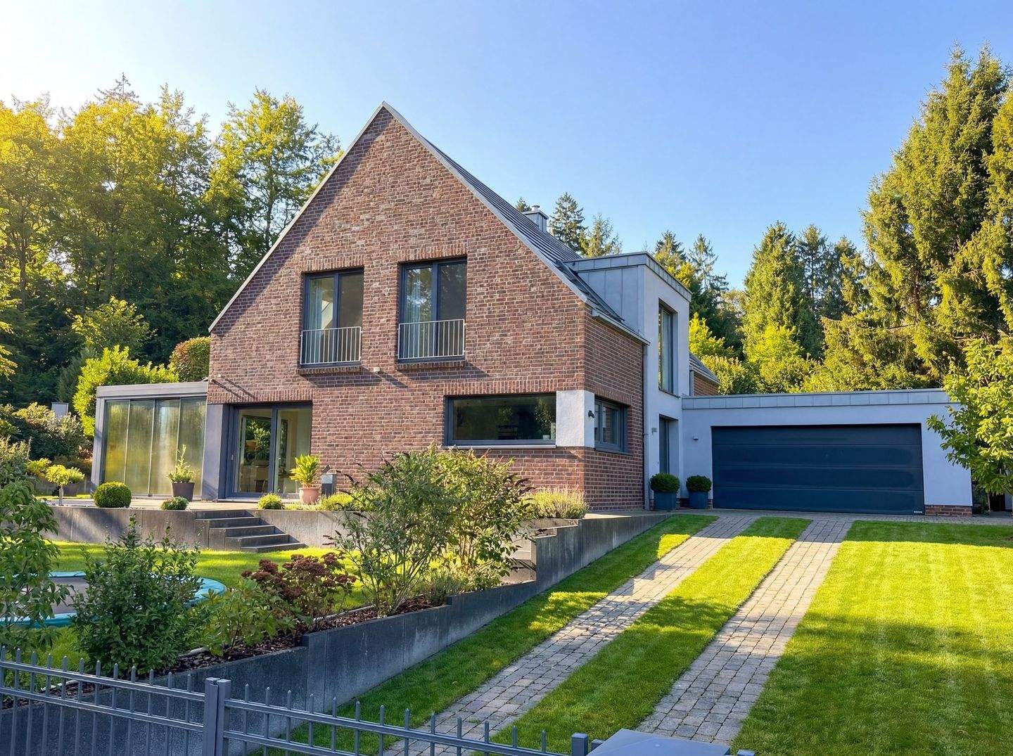 Modernes Traumhaus kaufen, unschlagbaren Zinssatz (1,07%) übernehmen! – Bendestorf – Bild 1 von 9