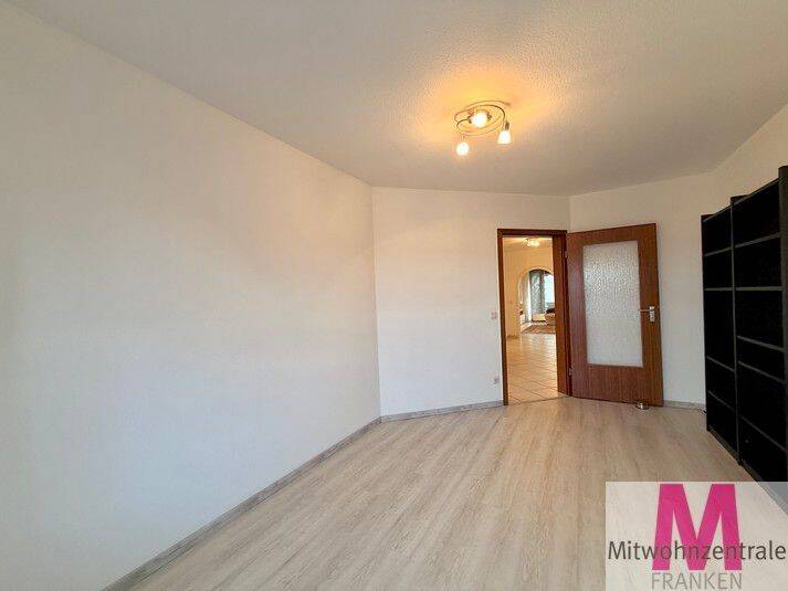 MÖBLIERT! Modern möblierte 3 Zimmer Wohnung mit hellem Wohnzimmer und großzügigem Balkon – Nürnberg – Vorschaubild 3