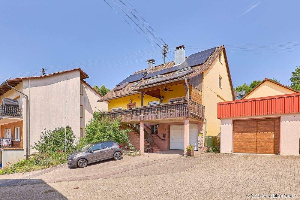 In ruhiger Lage von Schönbrunn: Einfamilienhaus, teilrenoviert und mit PV-Anlage, Wärmepumpe, sowie Nebengebäude – Schönbrunn – Bild 1 von 9