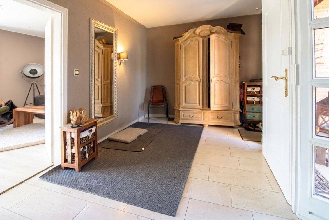 Außergewöhnlich großzügige Doppelhaushälfte auf Erbpachtgrundstück mit Einliegerwohnung und traumhaftem Gartenensemble – Lübeck – Vorschaubild 2