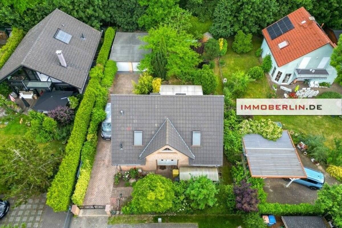 IMMOBERLIN.DE - Wohlfühllage! Fabelhaftes Haus in zweiter Reihe mit idyllischem Sonnengarten – 13088 Berlin – Bild 1 von 9
