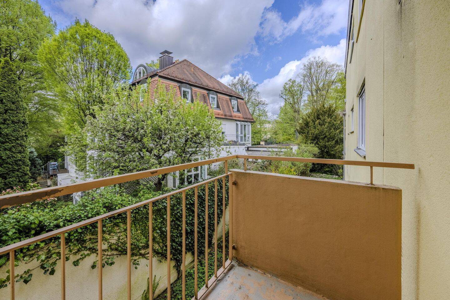 Bezugsfreie 2,5-Zimmer-Wohnung mit zwei Balkonen, in absolut ruhiger Innenhoflage – München – Vorschaubild 8