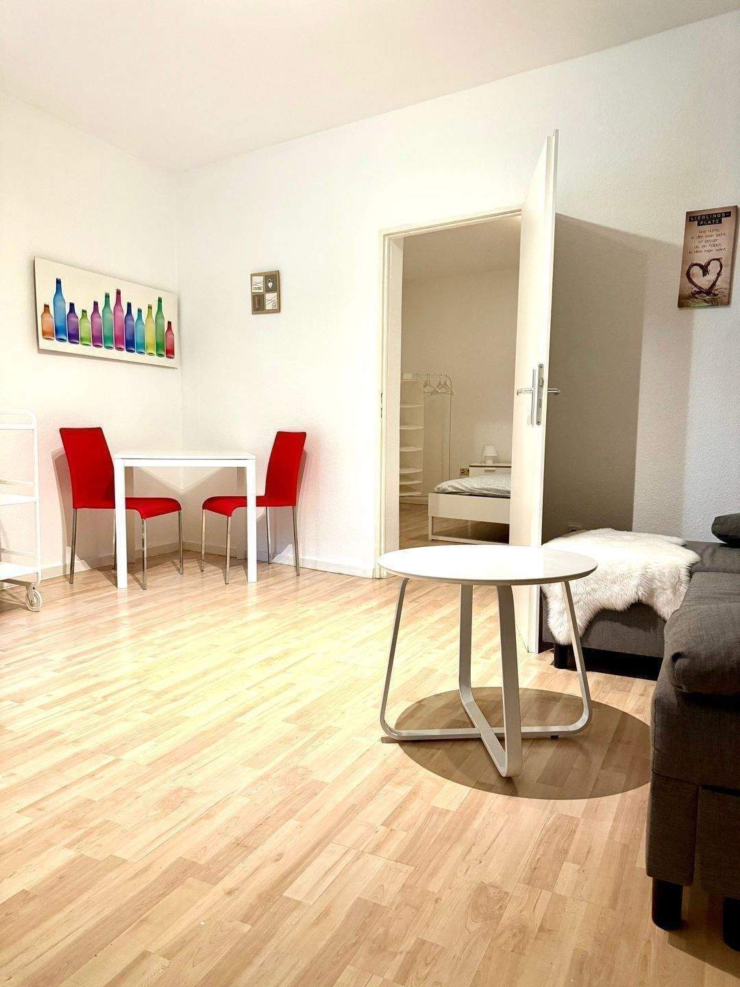 +++ RENOVIERTE- MÖBLIERTE- 2-ZIMMER -WOHNUNG - PERFEKT FÜR PENDLER +++