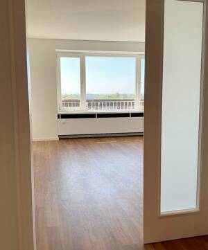 Wohngenuss & Rheinblick, frisch modernisiert mit Rundum-Panorama-Balkon, neues Bad, Gäste-WC, Aufzug – 50968 Köln – Vorschaubild 5