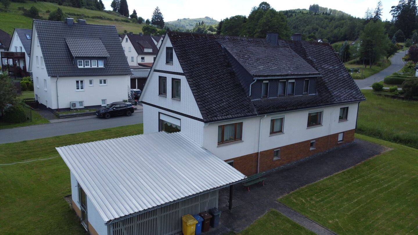 Ein Haus, viele Perspektiven - Ein-/Zweifamilienhaus in ruhiger Wohnlage von Bad Laasphe-Feudingen – Bad Laasphe – Vorschaubild 2