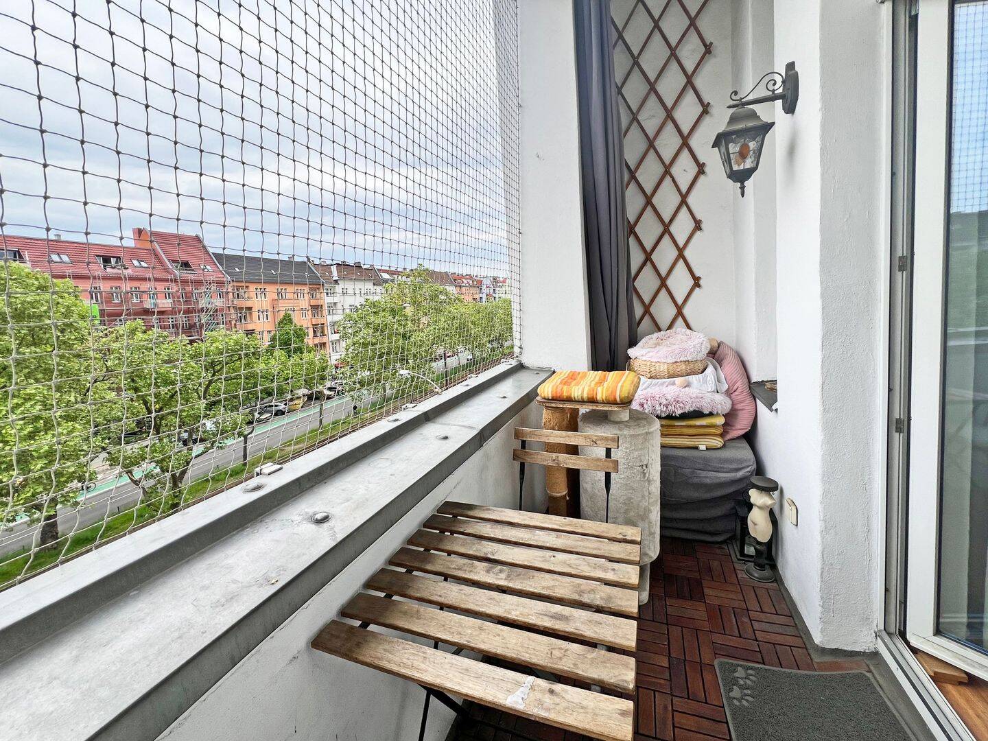 Bötzowviertel: Freiwerdende Zwei-Zimmer Altbauwohnung mit Balkon