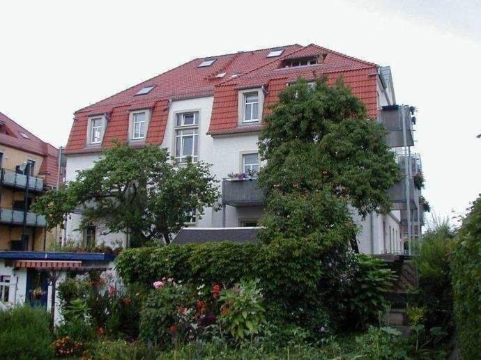Direkt an den Kleingärten, ruhige 2-RW mit großem sonnigen Balkon in Dresden-Mickten