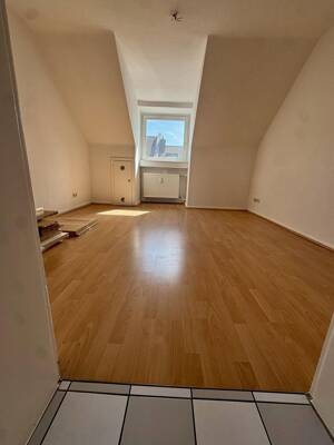 Kernsanierte 3-Zimmer-DG-Wohnung mit Wohnküche, neuer EBK und Sonnenterrasse in Eller – 40229 Düsseldorf – Vorschaubild 7