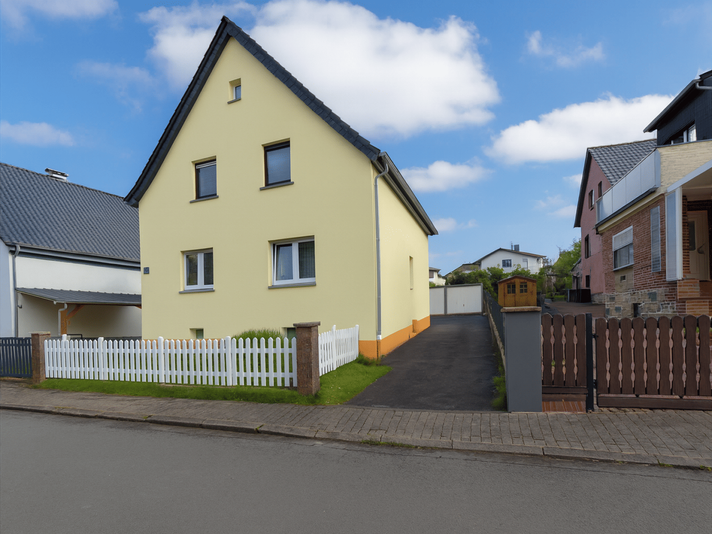 Modernes Familienidyll am Waldrand: Einziehen & Wohlfühlen in Schöffengrund-Laufdorf – Schöffengrund – Bild 1 von 9