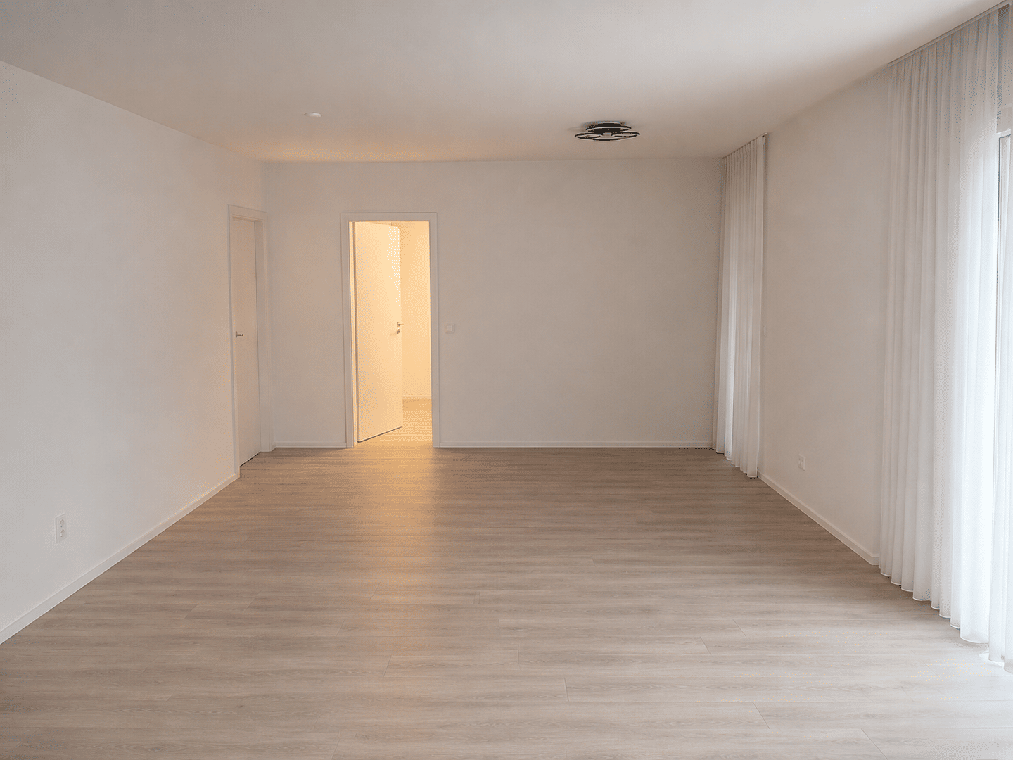 Moderne Eigentumswohnung mit 35 m² Sonnenterrasse und Panoramablick über Siegen – Siegen – Vorschaubild 4