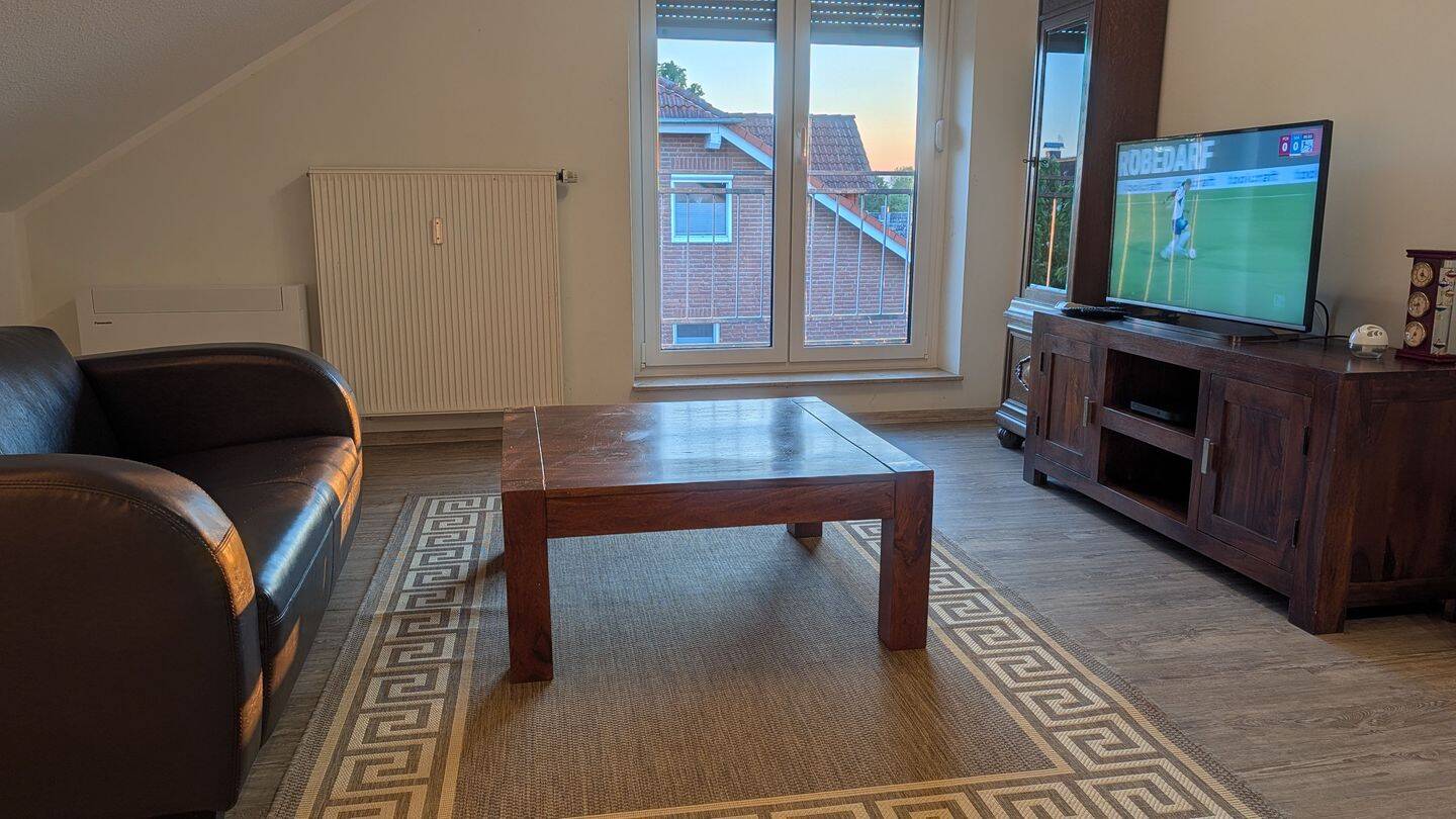 Moderne möblierte DG‑Wohnung, Klima und Highspeed-WLAN, befristet