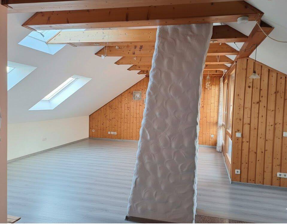 Lichtdurchflutete 2,5-Zimmer-Dachgeschosswohnung nahe U3-Kleinreuth