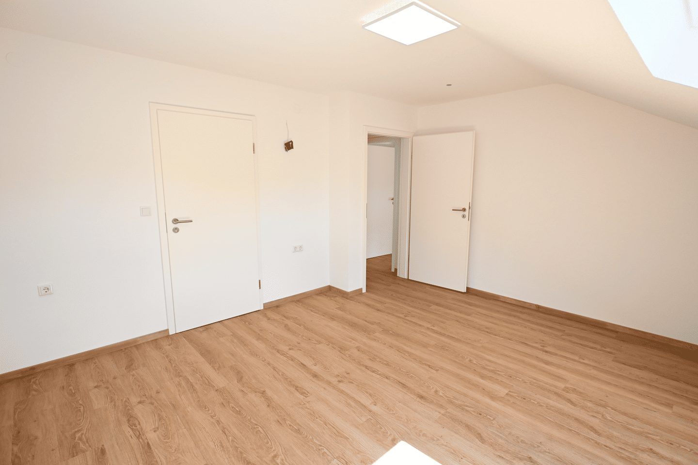 Helle 3-Zimmer-Dachgeschosswohnung mit Weinbergblick in Würzburg-Heidingsfeld – Würzburg – Vorschaubild 8
