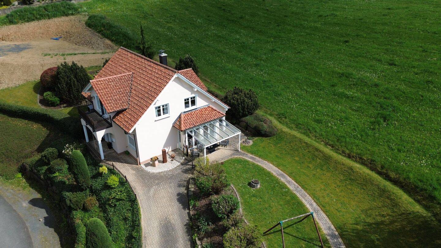 Charmantes "Schlösschen" auf kleiner Anhöhe mit Weitsicht und separatem Garagenhaus – Limbach – Vorschaubild 2