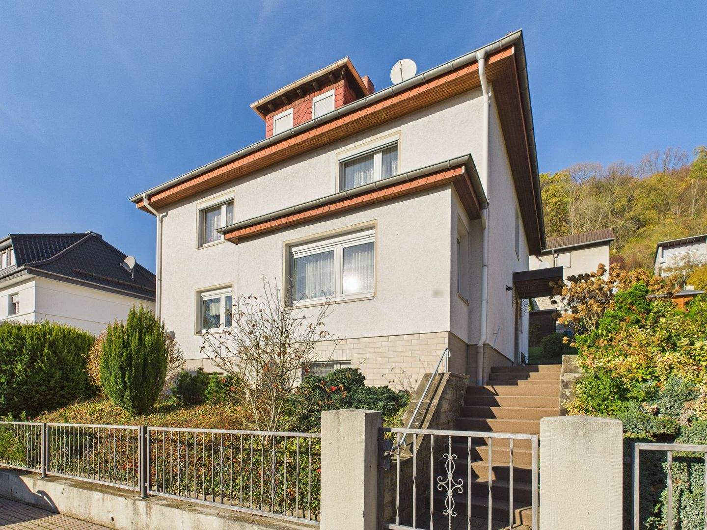 Familienfreundliches Zuhause mit zwei Wohneinheiten und Ausbaupotenzial im Dachgeschoss – Philippsthal – Bild 1 von 9