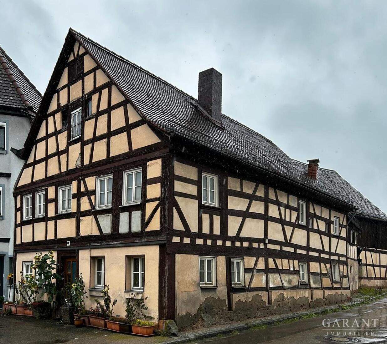 Fachwerk-Bauernhaus mit Scheune in Leutershausen bei Ansbach, Einzeldenkmal sucht Sanierer*in – Leutershausen – Bild 1 von 9