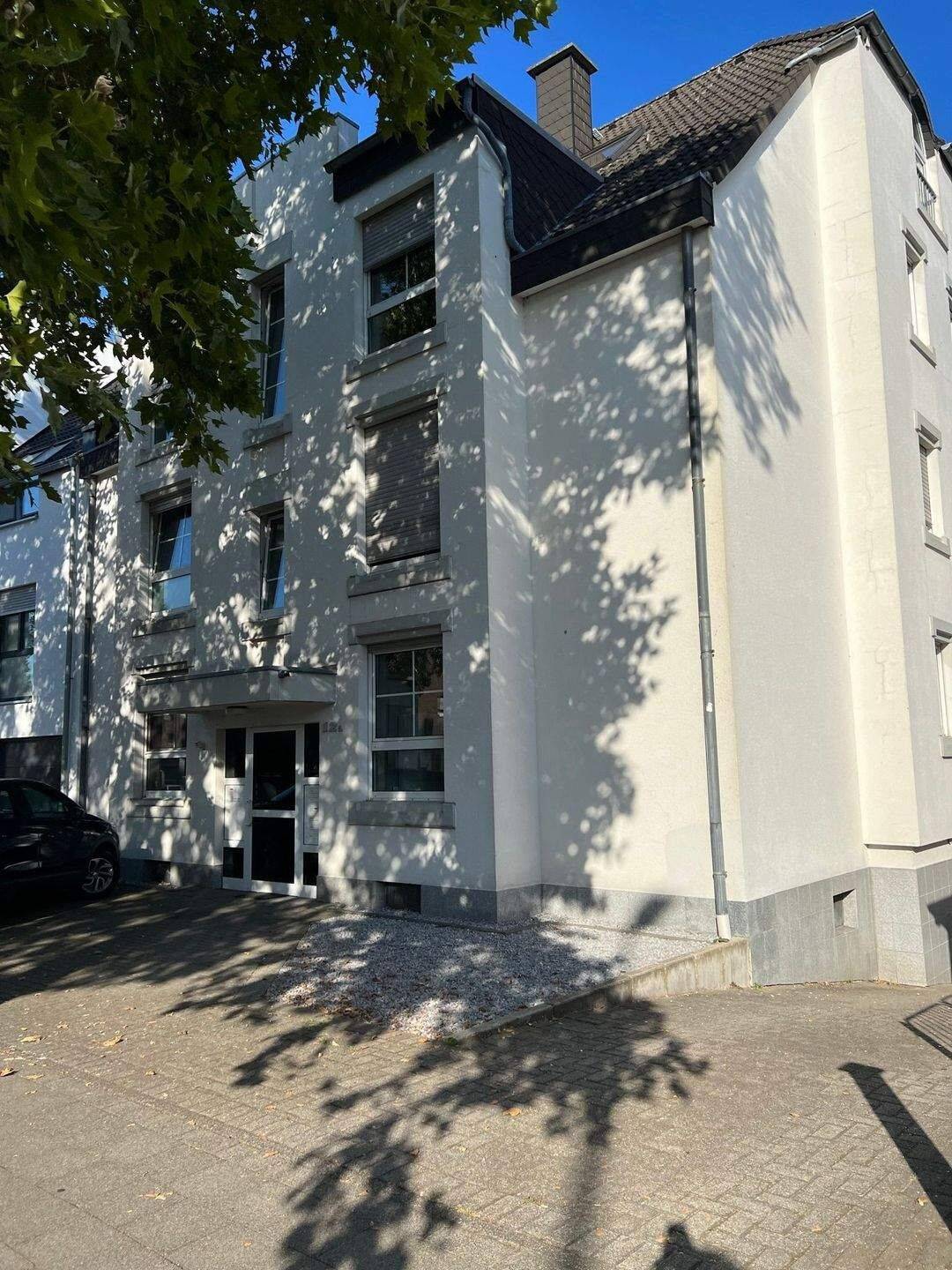 SCHÖNE ZWEIZIMMERWOHNUNG MIT BALKON IN ZENTRALER LAGE