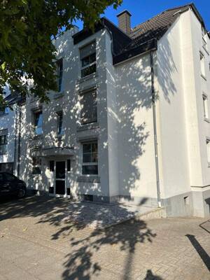 SCHÖNE ZWEIZIMMERWOHNUNG MIT BALKON IN ZENTRALER LAGE