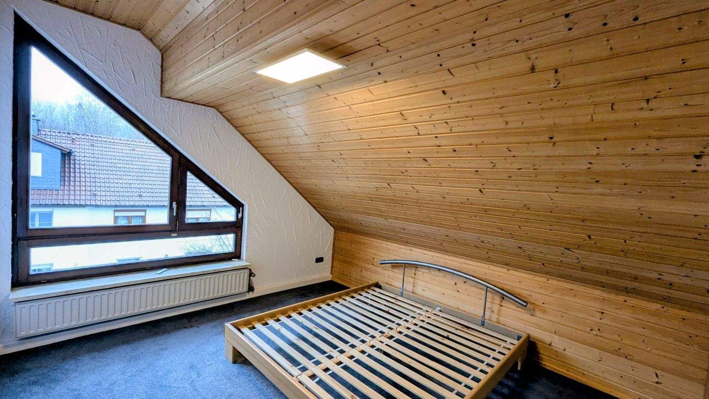 Hier können Sie sofort Einziehen, Großzügiges 8-Zimmer-Haus mit Garten in Rothenkirchen, Pressig – Pressig – Vorschaubild 8