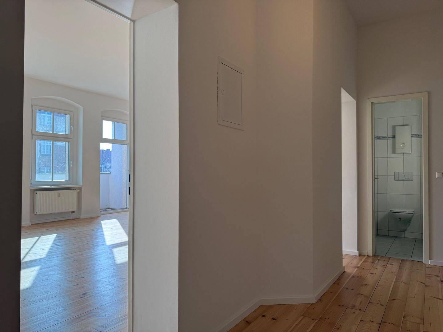 Bezugsfreie, große 3-Zimmer-Altbauwohnung mit Wohnküche, 2 Balkonen & Fahrstuhl - ideal für Familien – Berlin – Vorschaubild 4
