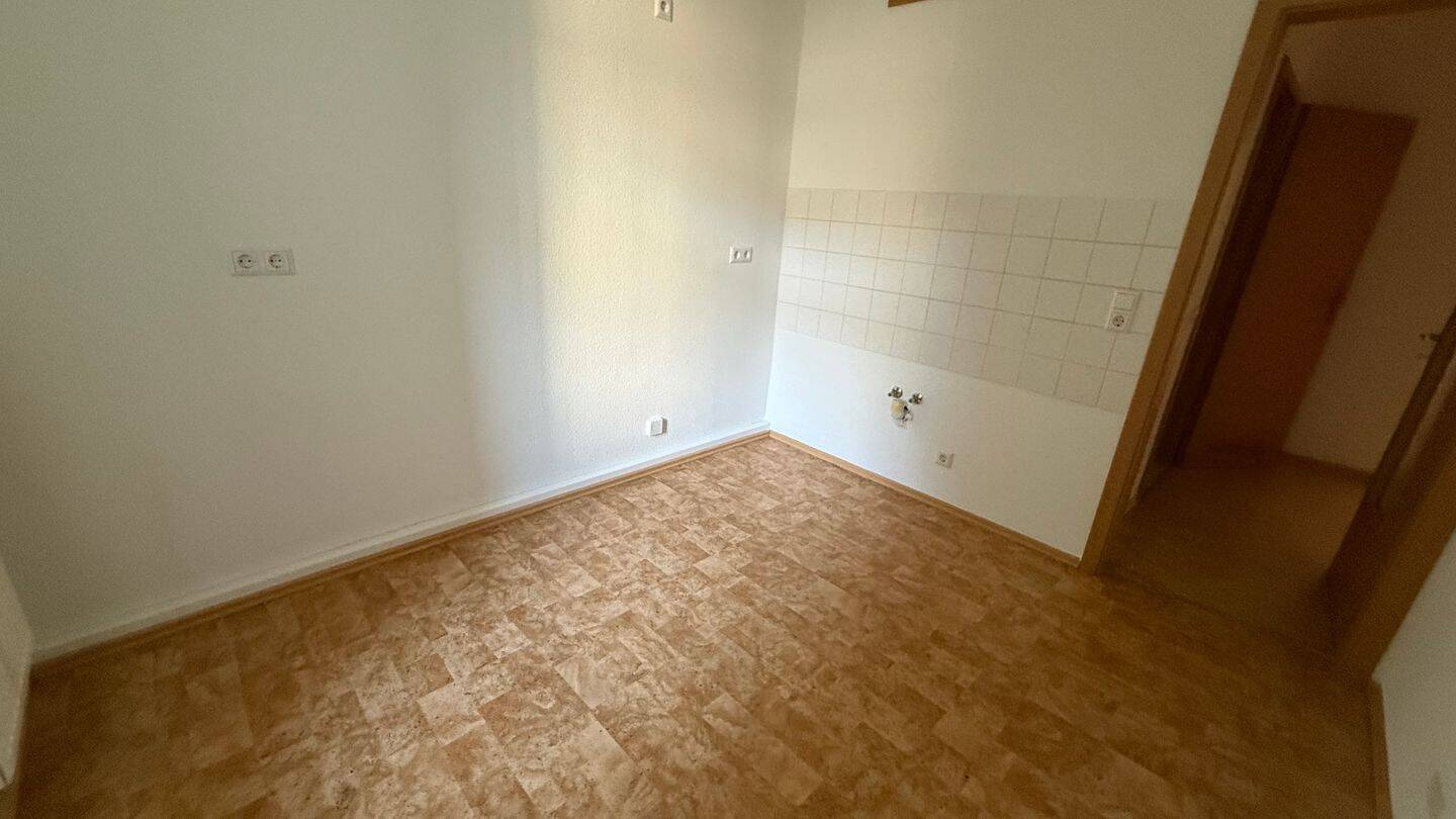 Frei ab sofort ! Küche mit Balkonzugang / Laminat / Bad mit Wanne u.v.m. – Chemnitz – Vorschaubild 9