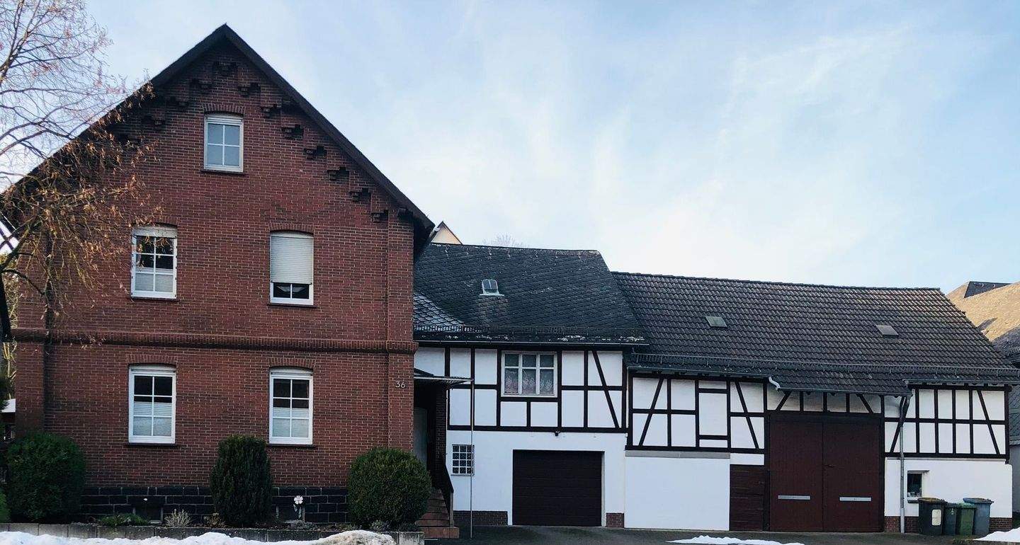 Liebevoll modernisiertes Einfamilienhaus mit offenem Ess-/Küchenbereich – Breidenbach – Bild 1 von 9