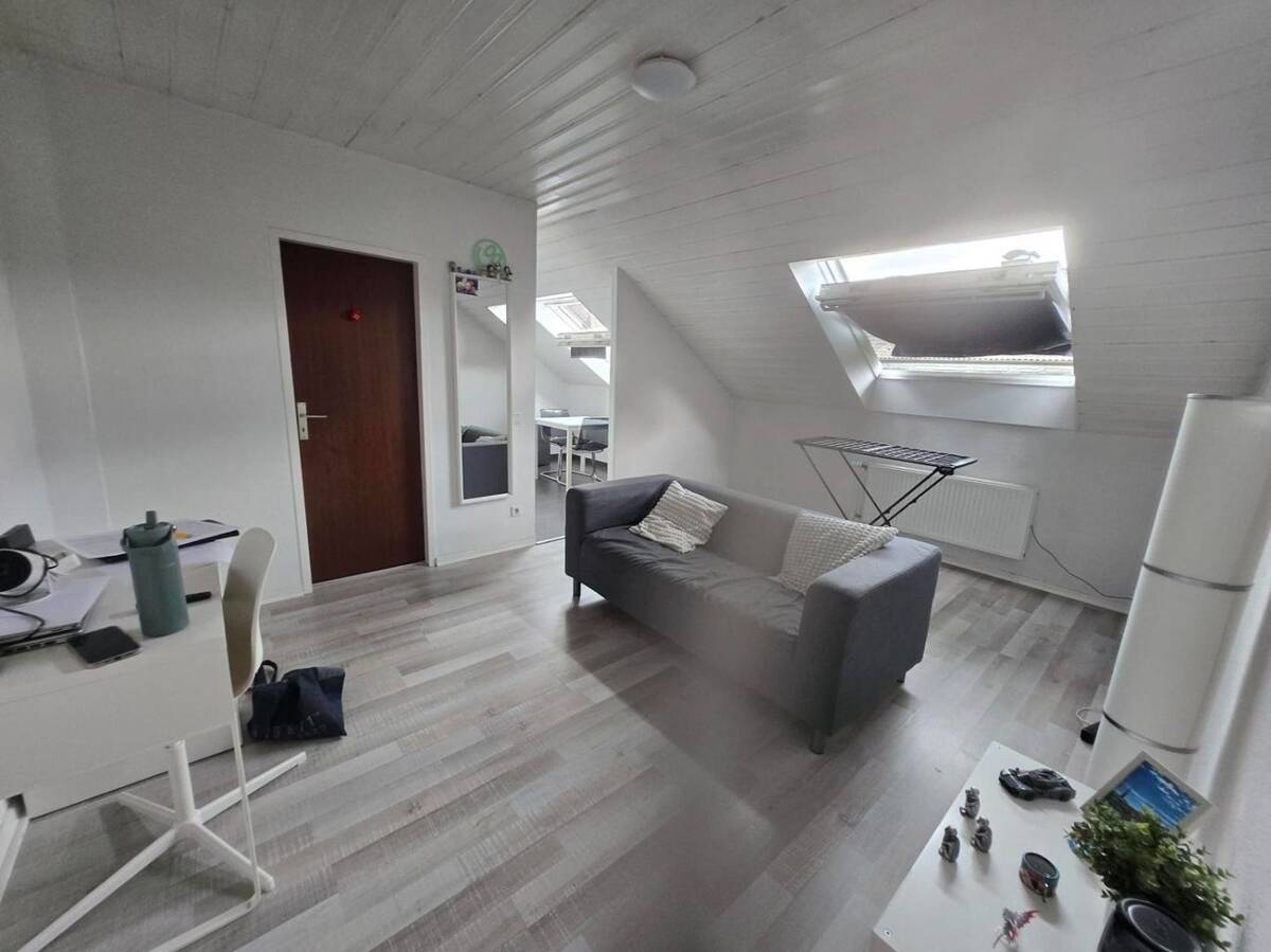 **Befristet auf 1 Jahr** Möblierte DG-Wohnung in zentraler Lage - Düsseldorf – 40227 Düsseldorf – Bild 1 von 7