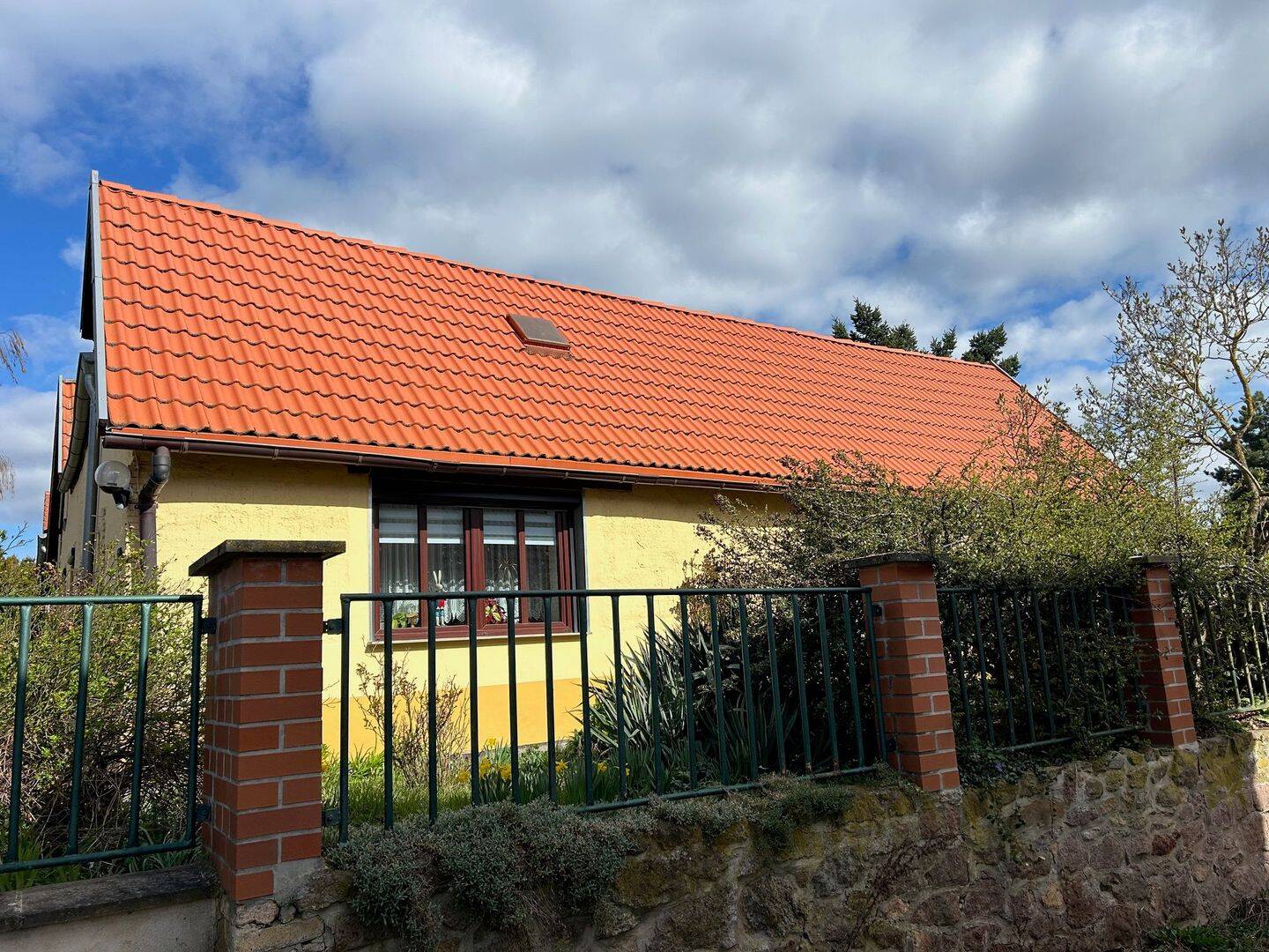 Charmantes Einfamilienhaus mit rustikalem Flair, Gartenidylle und viel Gestaltungspotenzial in Wettin-Löbejün! – Wettin-Löbejün – Bild 1 von 9