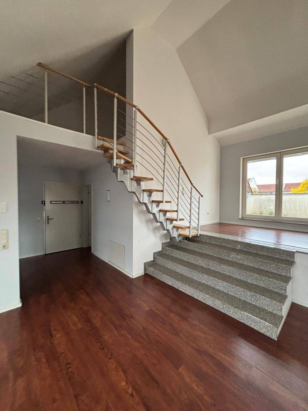 renovierte 2-Zimmer-Wohnung mit großzügigem Schnitt und zwei Balkonen