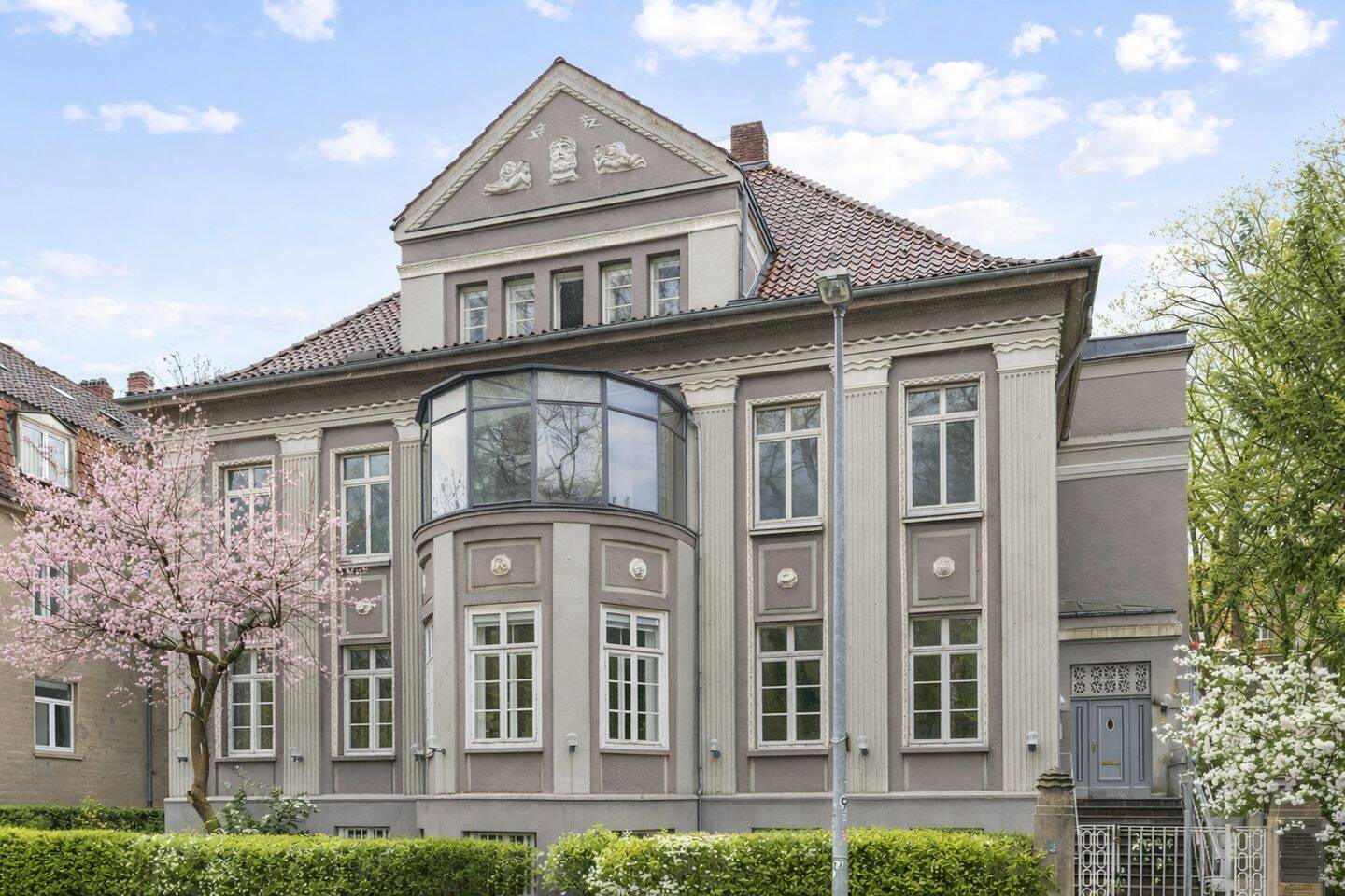 Exklusives Dachgeschossjuwel mit zwei Balkonen in herrschaftlicher Villa – Hannover – Vorschaubild 2