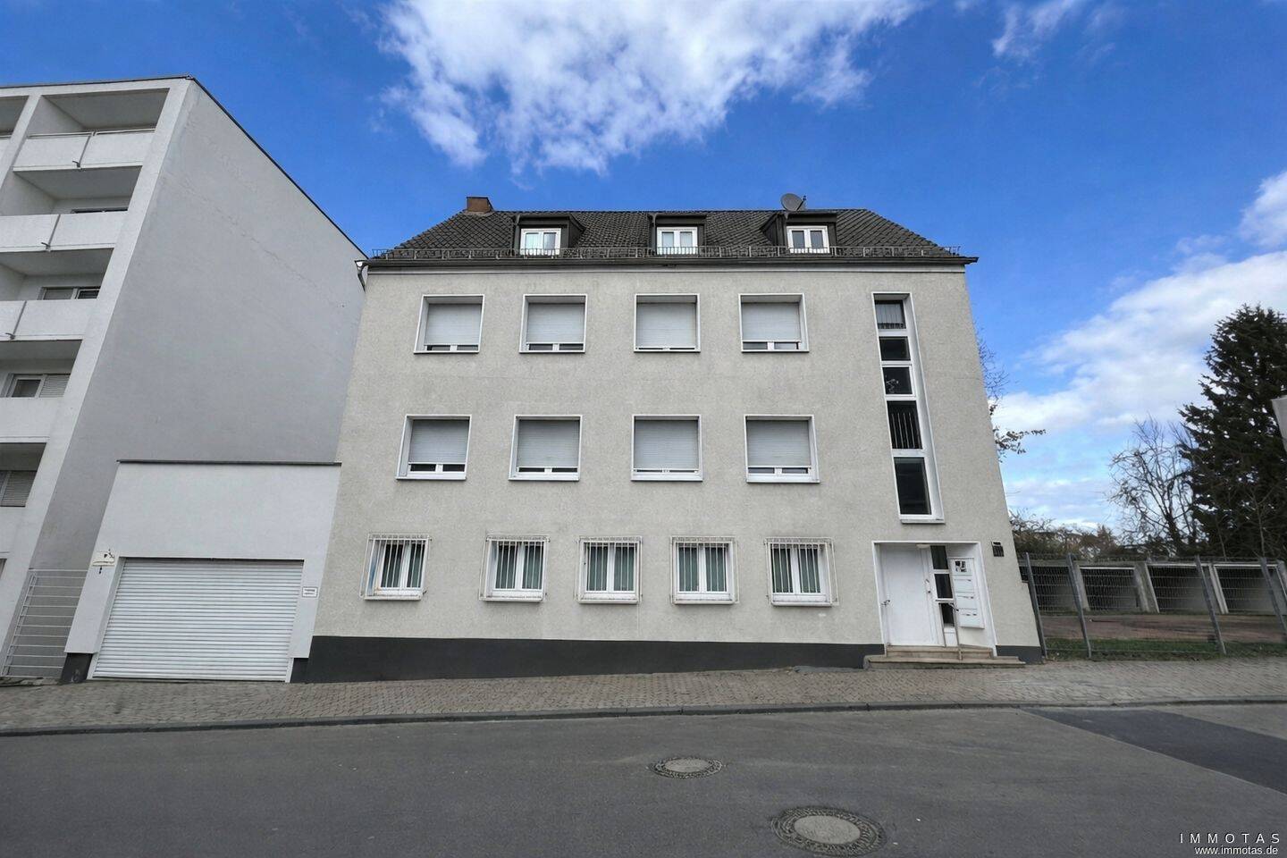 ZUR MIETE: 2-Zimmer-Wohnung mit Einbauküche und Dachterrasse