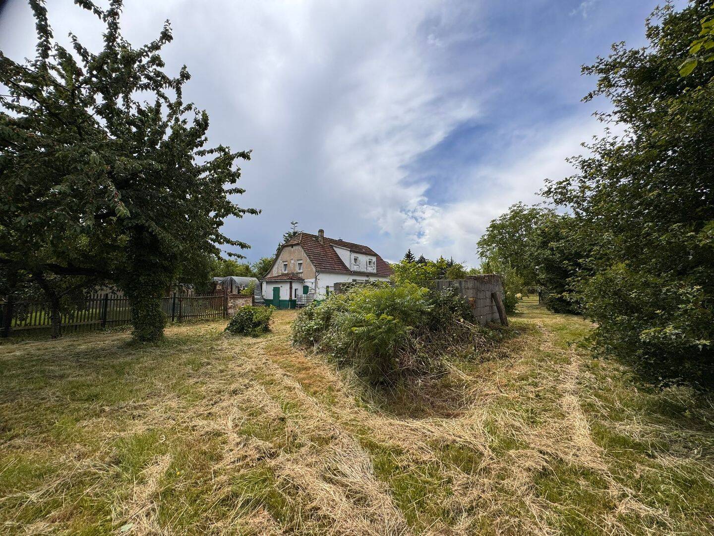 Einfamilienhaus mit großem Grundstück – Sanierung oder Neubau möglich