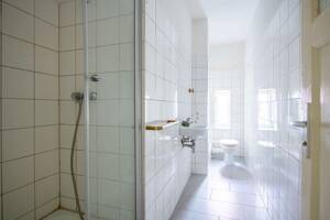 Bezugsfrei: Großzügige 1-Zimmer-Altbauwohnung mit Parkett & Stuck im ruhigen Hinterhaus – 13353 Berlin – Vorschaubild 5