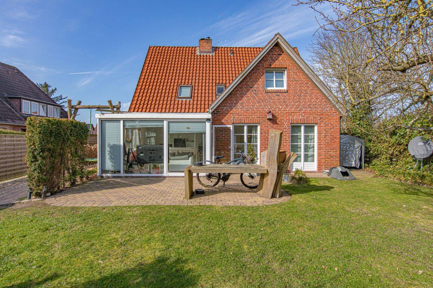 Großzügiges Einfamilienhaus mit Einliegerwohnung, Wintergarten und vielseitigem Nutzungspotenzial – Sylt – Bild 1 von 9