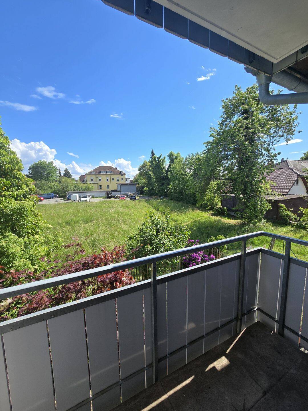 Lichtdurchflutete 3-Zimmer Etagenwohnung in Salem mit idyllischem Balkonblick und Carpot – Salem – Bild 1 von 8