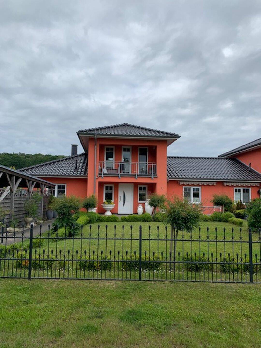 Elegantes Haus mit geschmackvoller Ausstattung mit Wasserblick! – Neuenkirchen – Bild 1 von 9