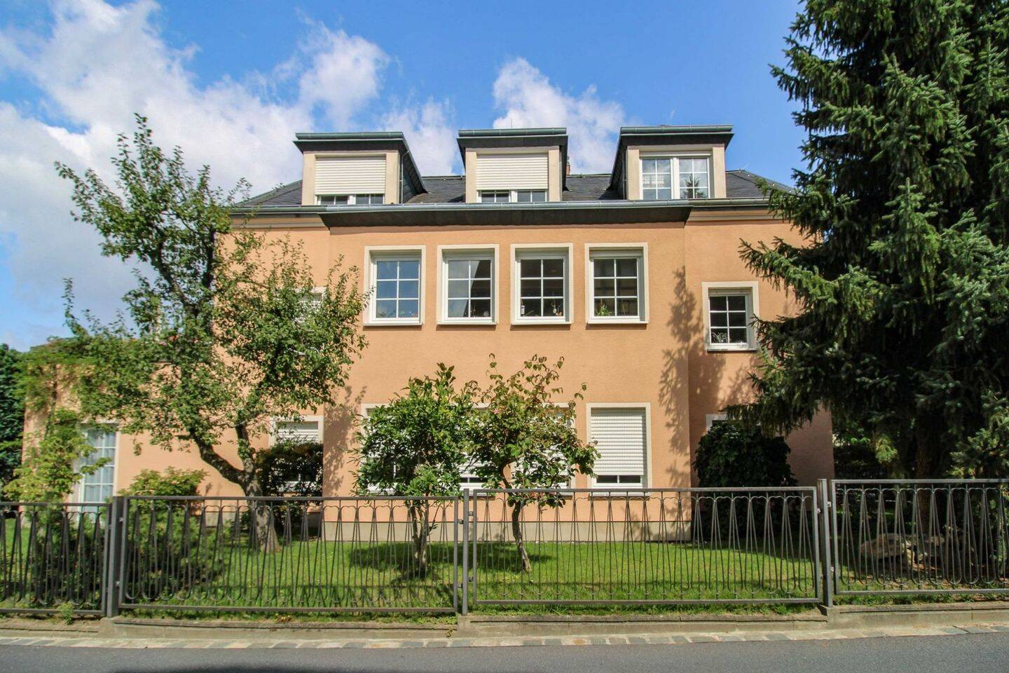Freistehende Stadtvilla auf Eckgrundstück in Dresden-Weißer Hirsch – Dresden – Bild 1 von 9