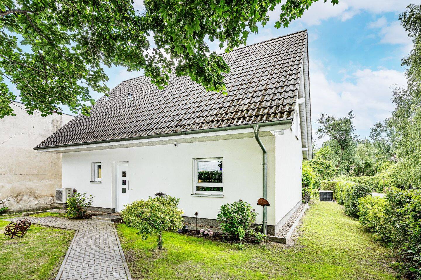 Modernes Einfamilienhaus mit Pool, Wellnessbereich, 168 m² Nebengebäude und Zugang zur Nuthe – Potsdam – Vorschaubild 3