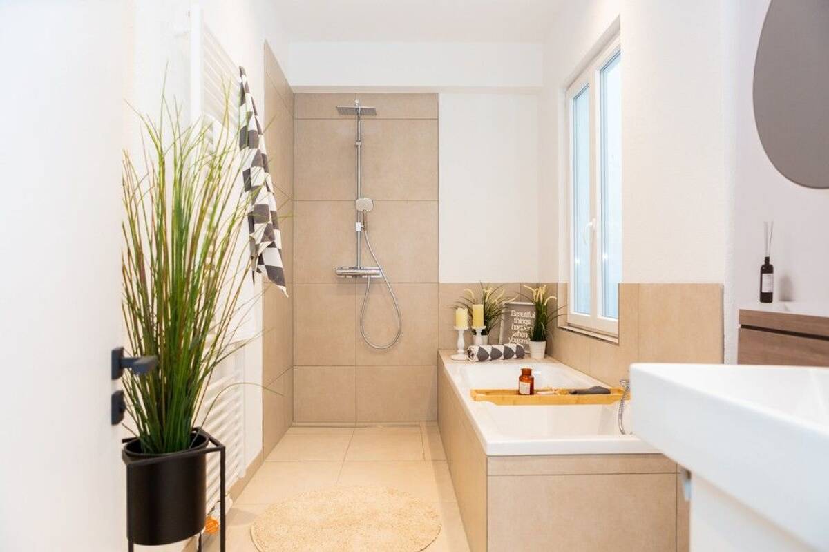 Sofort frei! Altbaucharme mit 3,15 m Raumhöhe - modernisierte 2-Zimmer-Wohnung in Maxfeld – 90409 Nürnberg – Bild 1 von 9