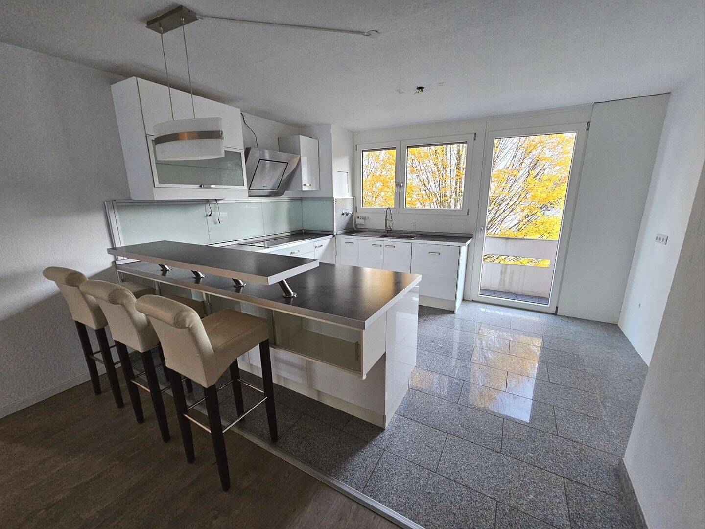 3-Zimmer-Whg. mit EBK, zwei Balkonen und Stellplatz zu vermieten in Wolfartsweier