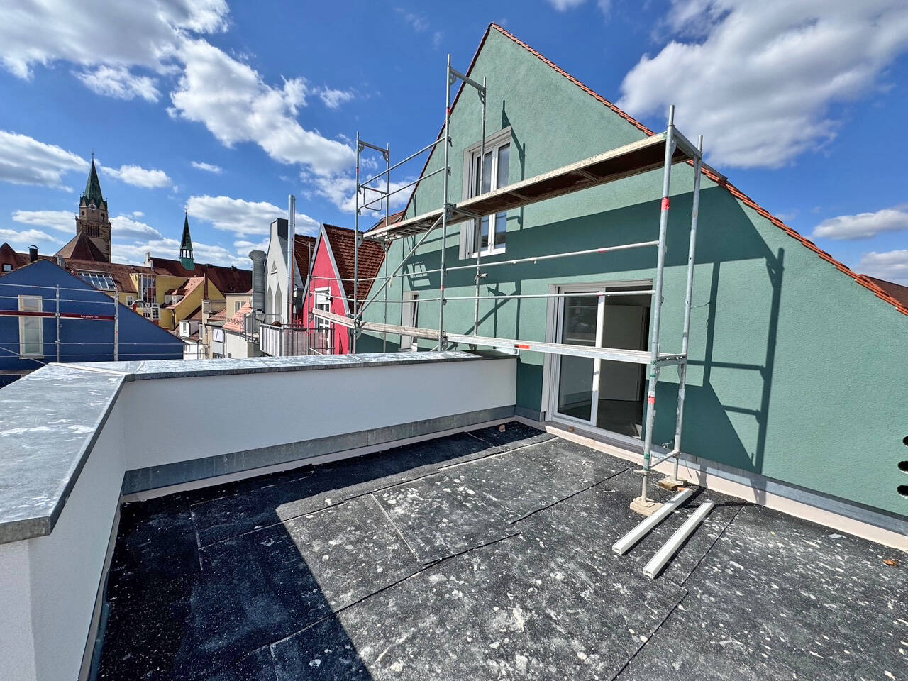 Perfekt für Terrassenliebhaber und Sonnenanbeter! 2 Zimmer Wohnung mit EBK mitten in der Altstadt!