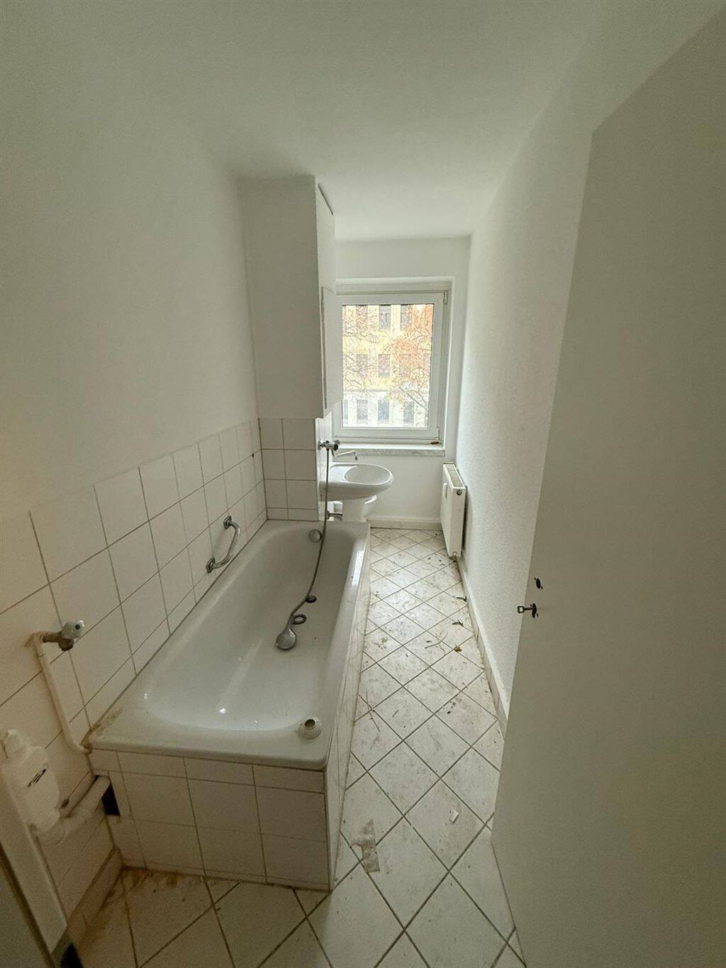 Gemütliche 1-Zimmer mit Balkon, Laminat und Wannenbad in ruhiger Lage – Chemnitz – Vorschaubild 5